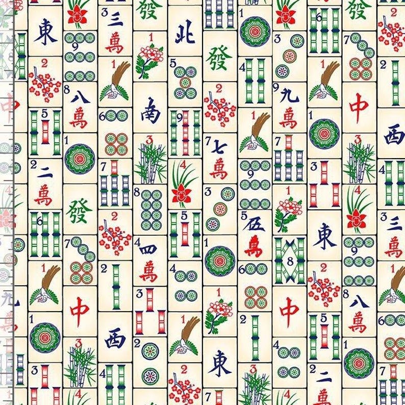 Puede incluir: Primer plano de un patr&oacute;n sin costuras de fichas de Mahjong. Las fichas son de color crema con varios s&iacute;mbolos, n&uacute;meros y caracteres chinos en rojo, verde y negro. El patr&oacute;n es una cuadr&iacute;cula repetitiva de las fichas.