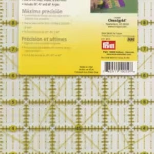 Puede incluir: Regla Omnigrid transparente, con cuadrícula, de 15.24 cm x 30.48 cm, para mediciones precisas. La regla presenta marcas en cm y ángulos, con el texto "Ultimate Accuracy" y "Máxima precisión".