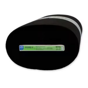 Puede incluir: Un rollo de tela de vellón fusible negro sólido de Pellon. Una etiqueta de producto rectangular verde y blanca está envuelta alrededor del centro del rollo, con el texto 987FB, Pellon y Fusible Fleece, junto con un código de barras y detalles.