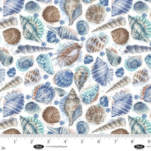 Pode incluir: Um tecido branco com um padrão repetitivo de várias conchas em tons de azul, castanho e bege, acentuado com pequenas formas florais azuis. Uma régua na parte inferior mostra medidas em polegadas, variando de 0 a 9 polegadas no tecido.