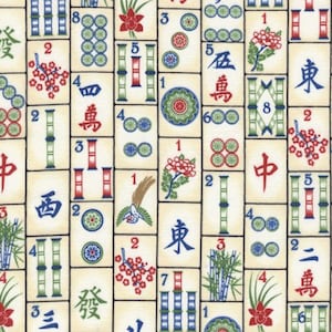 Puede incluir: Primer plano de una tela con un patr&oacute;n repetido de fichas de Mahjong. Las fichas son beige con s&iacute;mbolos e ilustraciones rojos, verdes, azules y negros. El dise&ntilde;o incluye bamb&uacute;, flores y caracteres chinos.