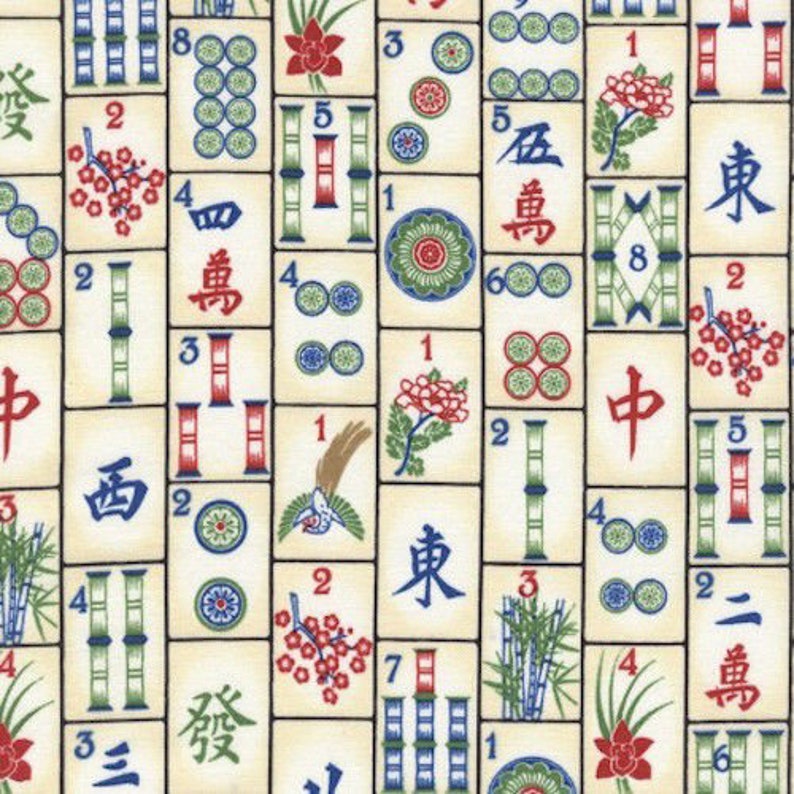 Puede incluir: Primer plano de una tela con un patr&oacute;n repetido de fichas de Mahjong. Las fichas son beige con s&iacute;mbolos e ilustraciones rojos, verdes, azules y negros. El dise&ntilde;o incluye bamb&uacute;, flores y caracteres chinos.