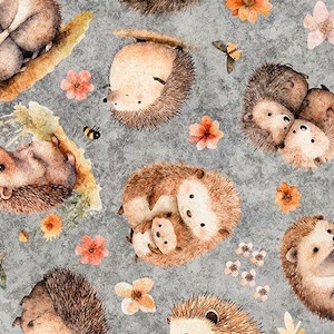 Puede incluir: Patrón repetitivo de erizos, flores y abejas en acuarela sobre un fondo gris. Los erizos se representan en varias poses, algunos enroscados, otros con sus púas visibles. Las flores son rosas y naranjas.