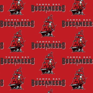Puede incluir: Un fondo rojo con un patrón repetido del logotipo de los Tampa Bay Buccaneers. El logotipo presenta un barco pirata con una calavera y huesos cruzados, y las palabras "Tampa Bay Buccaneers" en texto gris.