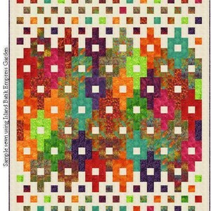 Puede incluir: Un patrón de colcha titulado Party Crackers de Marlous Designs, MD 77. El diseño presenta una cuadrícula de cuadrados coloridos y estampados en rojo, naranja, verde, turquesa y morado sobre un fondo crema. Tamaños: Lap 173cm x 183cm, Twin 152cm x 213cm, Queen 218cm x 259cm.