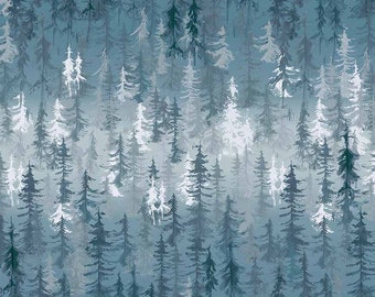 Pine Tree Landschaftsstoff Meterware, Majestic Pine Forest auf blauem Stoff von Windham Fabrics Meterware und Fat Quarters erhältlich