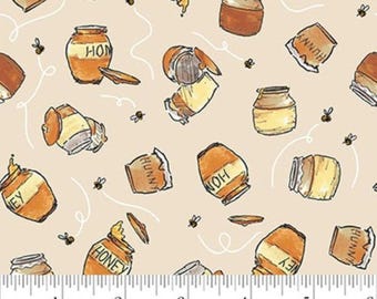 Tarros de miel de Winnie the Pooh sobre tela de algodón color topo cortada a medida. Winnie clásico de Studio E. Disponible en yardas y cuartos gordos.