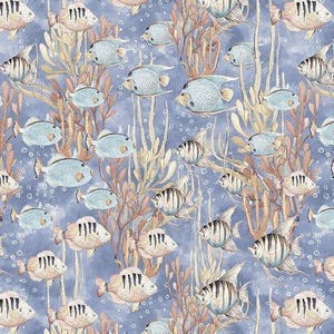 Op de afbeelding: Een stofpatroon met een herhalende onderwaterscène met lichtblauwe en crèmekleurige vissen die tussen hoge, slanke, beige zeewierstengels zwemmen tegen een gedempte, getextureerde blauwe achtergrond met kleine witte belletjes.