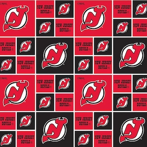 Könnte beinhalten: Ein Stoff mit wiederholtem Muster, der das Logo der New Jersey Devils in Rot, Schwarz und Weiß zeigt. Das Design besteht aus abwechselnden Quadraten mit dem Team-Emblem und dem Text New Jersey Devils sowie kleinem NHL-Branding in den Ecken.