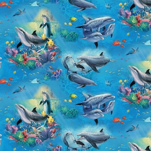 Op de afbeelding: Een herhalend stofpatroon met grijze dolfijnen die in een levendige blauwe oceaan zwemmen. De scène bevat kleurrijke koraalriffen, diverse kleine tropische vissen in oranje en gele tinten, en zeeschildpadden tegen een diepblauwe achtergrond.