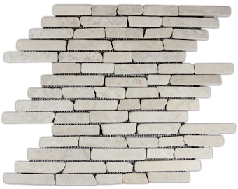 Puede incluir: Una hoja de mosaico con piezas rectangulares de piedra blanquecina dispuestas en un patrón escalonado. Las baldosas individuales tienen bordes ligeramente irregulares, creando una apariencia natural y texturizada. Las baldosas están montadas sobre un respaldo de malla.