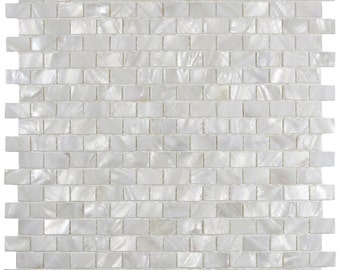 Op de afbeelding: Witte parelmoer tegelmozaïek met een baksteenpatroon. De tegels zijn klein en hebben een subtiele iriserende glans.
