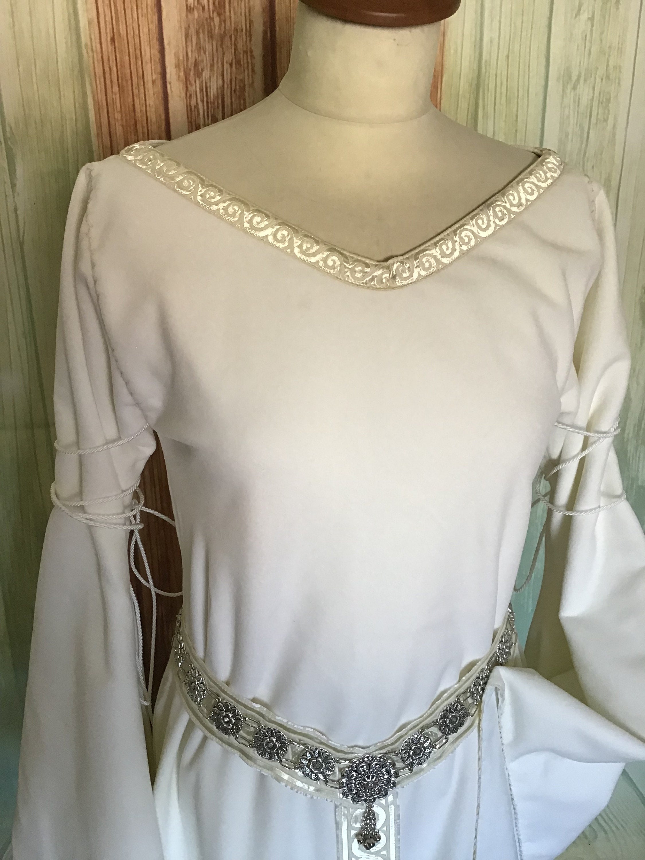 ロード・オブ・ザ・リング』のローハンの白いドレスのエオウィン