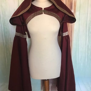 Castellana Hooded Shoulder Cover