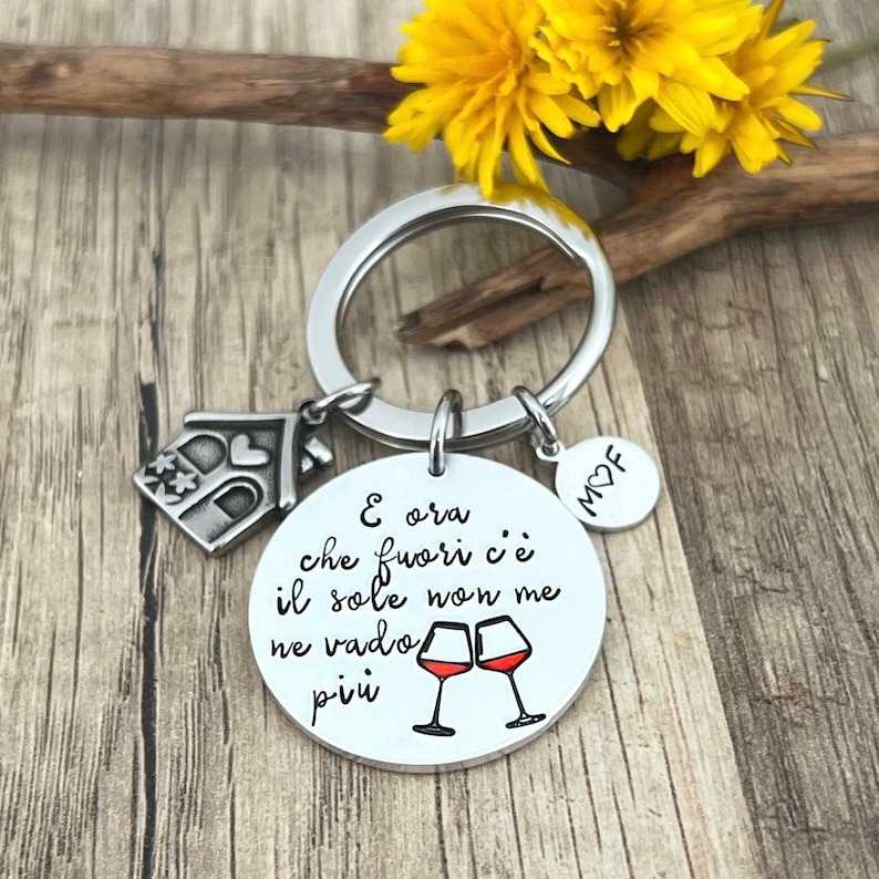 Puede incluir: Una taza de cer&aacute;mica blanca con un asa negra y el texto "But First, Coffee" en negrita negra. La taza se encuentra sobre un fondo neutro, resaltando su dise&ntilde;o simple.