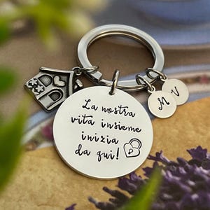 Puede incluir: Un letrero de madera r&uacute;stico con el texto "Welcome to our home" en un estilo manuscrito. El letrero presenta un acabado envejecido y un dise&ntilde;o simple y acogedor, ideal para un porche o entrada.