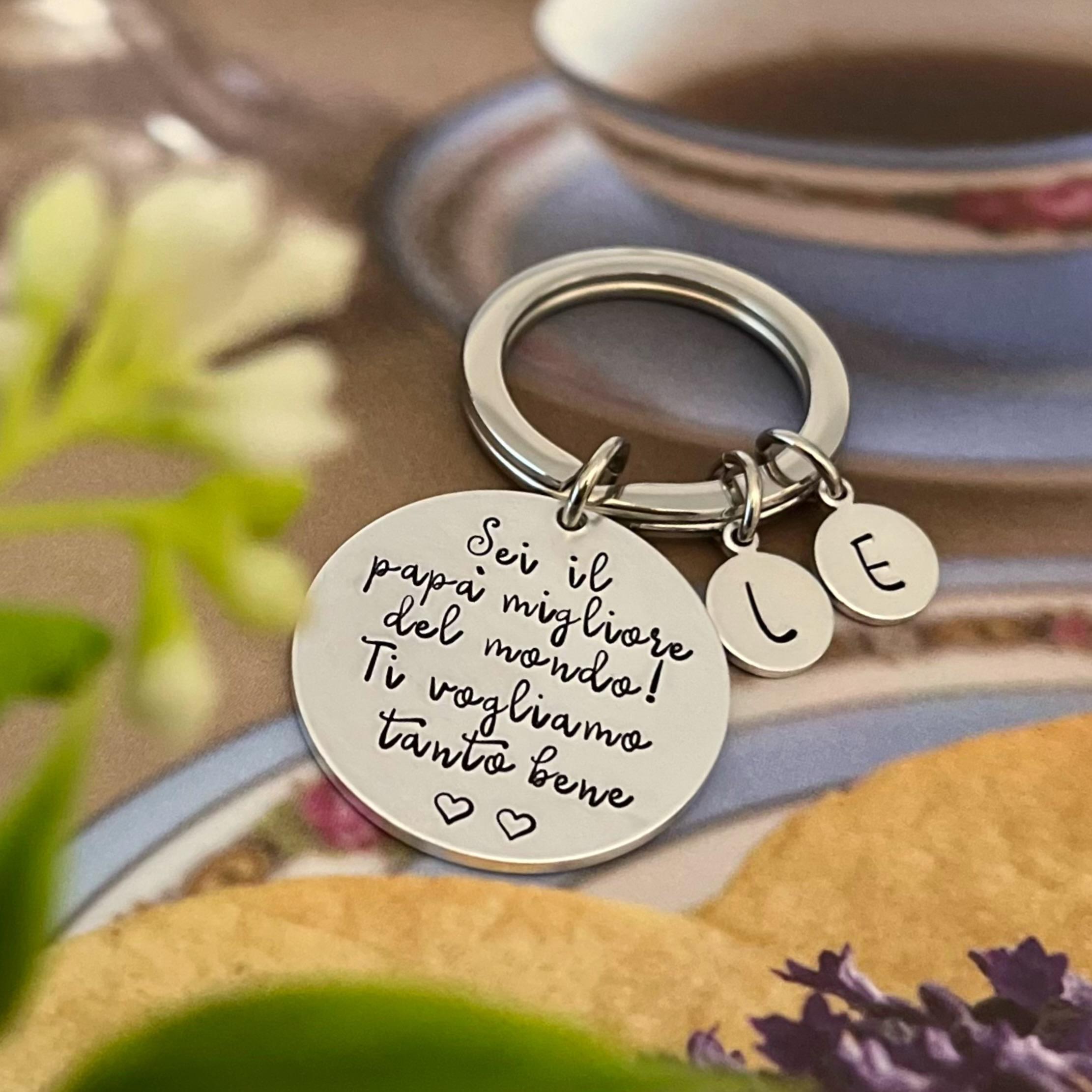 MeMeDIY Portachiavi Personalizzato Per Papà – Incisione Laser Con Mano Grande Che Tiene Mano Piccola, In Acciaio Inox, Regalo Per Festa Del Papà E Compleanno