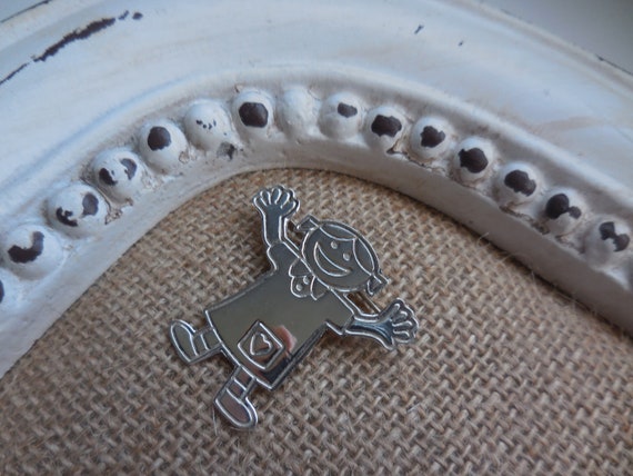 Save the Children Smiling Girl with a Heart Vintage Pin / Brooch View 5