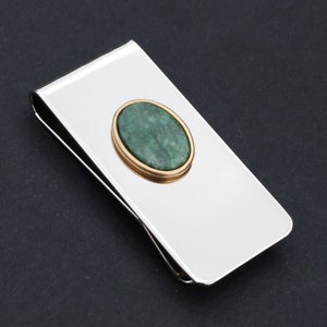 Splendido fermasoldi in ottone massiccio con cabochon di giada verde del Wyoming, nuovo - Pietra preziosa ufficiale dello Stato del Wyoming