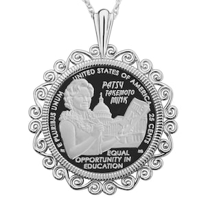 Op de afbeelding: Zilveren hanger met een kwart dollar munt met een portret van Patsy Takemoto Mink en de inscriptie "UNITED STATES OF AMERICA, E PLURIBUS UNUM, PATSY TAKEMOTO MINK, EQUAL OPPORTUNITY IN EDUCATION, 25 CENTS".