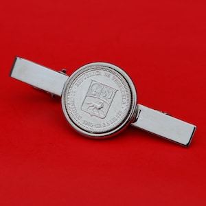 1960 Venezuela 50 Centimos 0,835 Silver BU Mynt Försilvrad Slipsnål Nål NY - Nationellt vapen Ymnighetshorn Hästflaggor Olivkvist