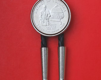 2009 DC & US Territories Quarter Bolo Tie Guam, Islas Vírgenes, Distrito de Columbia, Puerto Rico, Samoa Americana, Islas Marianas del Norte