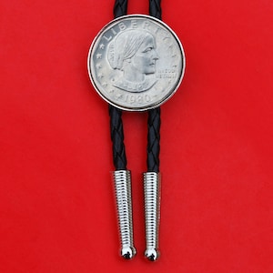 US 1979 ~ 1999 Susan B. Anthony Dollar BU Unc Coin Simple Slide 36&quot; black Leatherette Cord Silver Bolo Tie NEW