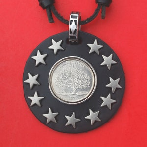 Colar de couro preto genuíno com moeda não circulada US 1999 State Quarter BU - Connecticut, Nova Jersey, Delaware, Pensilvânia, Geórgia