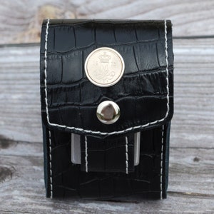 1973 Danimarca 10 Ore Moneta Custodia per sigarette in vera pelle con porta accendino e monogramma MIIR coronato con passante per cintura da 1,5"