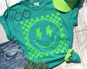 Camiseta a cuadros verde neón con carita sonriente