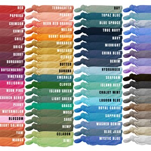 Puede incluir: Una carta de colores de 60 muestras de tela diferentes, dispuestas en filas de 10. Las muestras est&aacute;n etiquetadas con nombres de colores, incluyendo rojo, naranja, amarillo, verde, azul, morado, marr&oacute;n, negro y blanco.