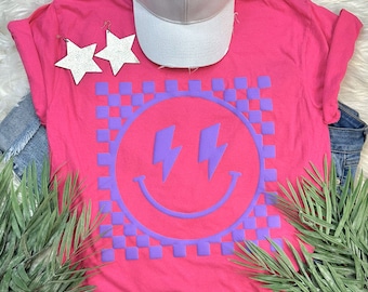 Camiseta morada a cuadros con estampado de carita sonriente