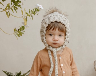 Gorro de punto para bebé o niño pequeño con pompón. Gorro estilo duende. Gorro de regalo para recién nacido. Gorro de invierno para bebés y niños. Gorro neutro. Hecho a medida.