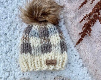 Ready to ship 1-6 Months Baby Hat and Booties set. Neutral color baby first pictures. Baby Reveal.Chek hat