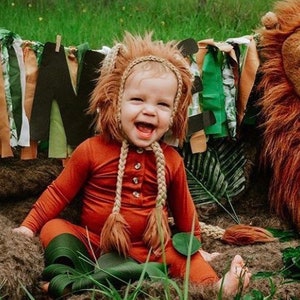 Löwen Haube und Schwanz Set. Safari Bilder Outfit Ideen. Gehäkelte Baby Löwenhaube. Sitter Löwe Setbilder. Löwen Set