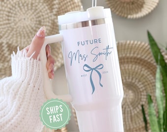 Vaso para futura señora, regalo personalizado para despedida de soltera, regalo de compromiso personalizado, taza de viaje para futura señora con asa, taza de regalo para recién comprometidas.