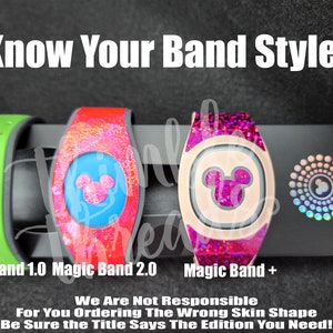 Peut inclure: Trois styles diff&eacute;rents de MagicBands, un MagicBand 1.0 vert, un MagicBand 2.0 rose et un MagicBand+ rose avec une ic&ocirc;ne de Mickey Mouse. Le texte "Know Your Band Style!" est en haut de l'image. Le texte "We Are Not Responsible For You Ordering The Wrong Skin Shape Be Sure The Title Says The Edition You Need!" est en bas de l'image.