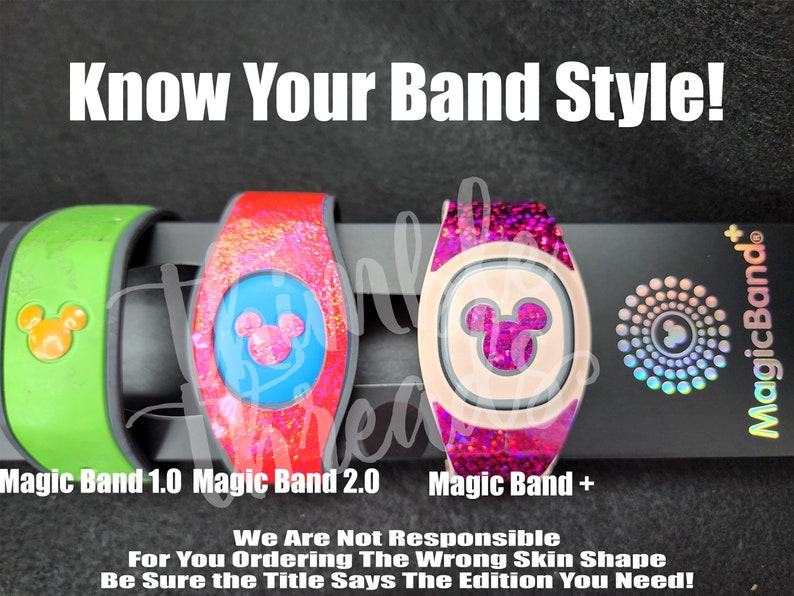 Peut inclure: Trois styles diff&eacute;rents de MagicBands, un MagicBand 1.0 vert, un MagicBand 2.0 rose et un MagicBand+ rose avec une ic&ocirc;ne de Mickey Mouse. Le texte "Know Your Band Style!" est en haut de l'image. Le texte "We Are Not Responsible For You Ordering The Wrong Skin Shape Be Sure The Title Says The Edition You Need!" est en bas de l'image.