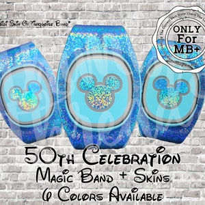 Peut inclure: Trois skins bleus MagicBand+ avec une finition scintillante et une silhouette de Mickey Mouse. Le texte "ONLY For MB+" est visible sur l'image. Le texte "50th CELEBRATION Magic Band + Skins 6 COLORS AVAILABLE" est &eacute;galement visible sur l'image.