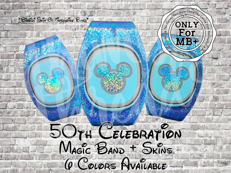 Peut inclure: Trois skins bleus MagicBand+ avec une finition scintillante et une silhouette de Mickey Mouse. Le texte "ONLY For MB+" est visible sur l'image. Le texte "50th CELEBRATION Magic Band + Skins 6 COLORS AVAILABLE" est &eacute;galement visible sur l'image.