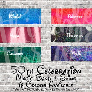 Peut inclure: Six couleurs diff&eacute;rentes de vinyle iridescent avec des superpositions de texte. Les couleurs sont le bleu, le rouge, le rose, le noir et blanc, le vert et le violet. Les superpositions de texte sont "Bibbidi", "Princess", "Apple", "Fireworks", "Cauldron", et "Magic". Le texte "50th Celebration Magic Band + Skins 6 Colors Available" est sous les &eacute;chantillons de vinyle. Le texte "*Bow Not Included. Must Be Ordered Separately" est sous le texte.