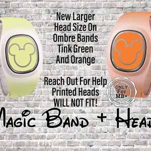 Peut inclure: Deux bracelets MagicBand+ avec des t&ecirc;tes de Mickey Mouse. Le bracelet de gauche est vert clair et blanc ombr&eacute;, le bracelet de droite est orange et rose ombr&eacute;. Le texte "New Larger Head Size On Ombre Bands Tink Green And Orange" est au-dessus des bracelets. Le texte "Reach Out For Help Printed Heads WILL NOT FIT!" est en dessous des bracelets. Le texte "ONLY For MB+" est dans un cercle en dessous du bracelet de droite.