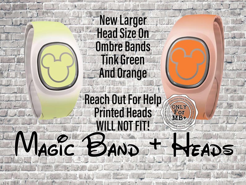 Peut inclure: Deux bracelets MagicBand+ avec des t&ecirc;tes de Mickey Mouse. Le bracelet de gauche est vert clair et blanc ombr&eacute;, le bracelet de droite est orange et rose ombr&eacute;. Le texte "New Larger Head Size On Ombre Bands Tink Green And Orange" est au-dessus des bracelets. Le texte "Reach Out For Help Printed Heads WILL NOT FIT!" est en dessous des bracelets. Le texte "ONLY For MB+" est dans un cercle en dessous du bracelet de droite.
