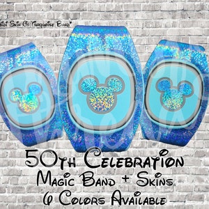 Peut inclure: Trois MagicBands bleus avec une finition scintillante et une silhouette de Mickey Mouse sur le devant. Le texte "50TH CELEBRATION MAGIC BAND + SKINS 6 COLORS AVAILABLE" est imprim&eacute; sous les MagicBands.