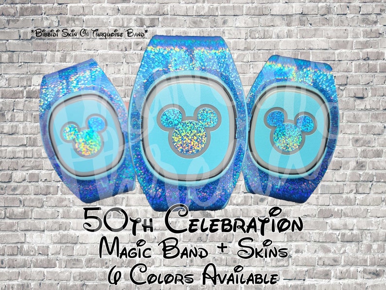 Peut inclure: Trois MagicBands bleus avec une finition scintillante et une silhouette de Mickey Mouse sur le devant. Le texte "50TH CELEBRATION MAGIC BAND + SKINS 6 COLORS AVAILABLE" est imprim&eacute; sous les MagicBands.