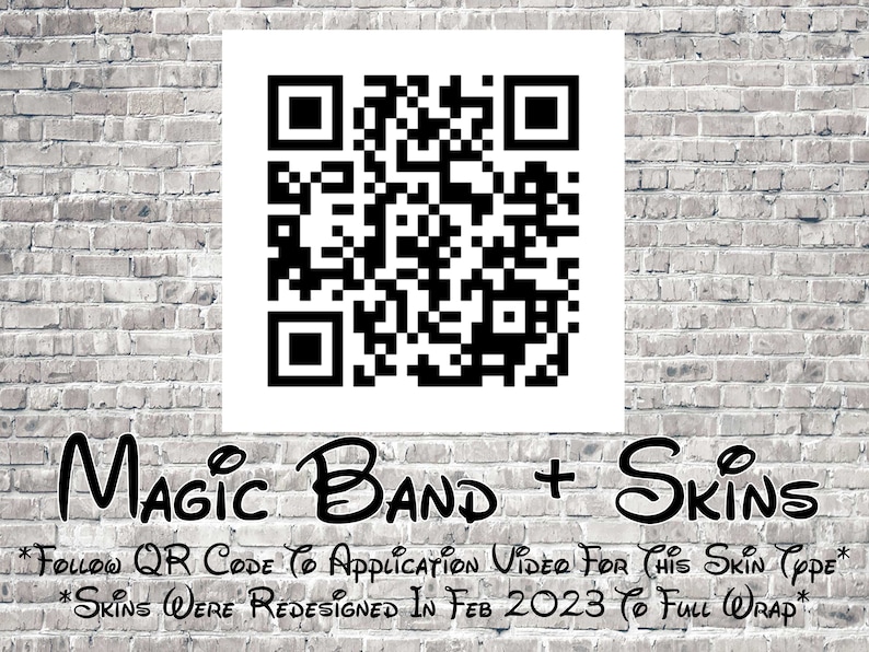 Peut inclure: Un code QR noir et blanc avec le texte "MAGIC BAND + SKINS" en dessous. Le texte comprend &eacute;galement les &eacute;l&eacute;ments suivants : "*FOLLOW QR CODE TO APPLICATION VIDEO FOR THIS SKIN (TYPE*" et "*SKINS WERE REDESIGNED IN FEB 2023 TO FULL WRAP*"