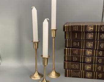 Juego de candelabros de latón vintage: Trío de candelabros finos graduados
