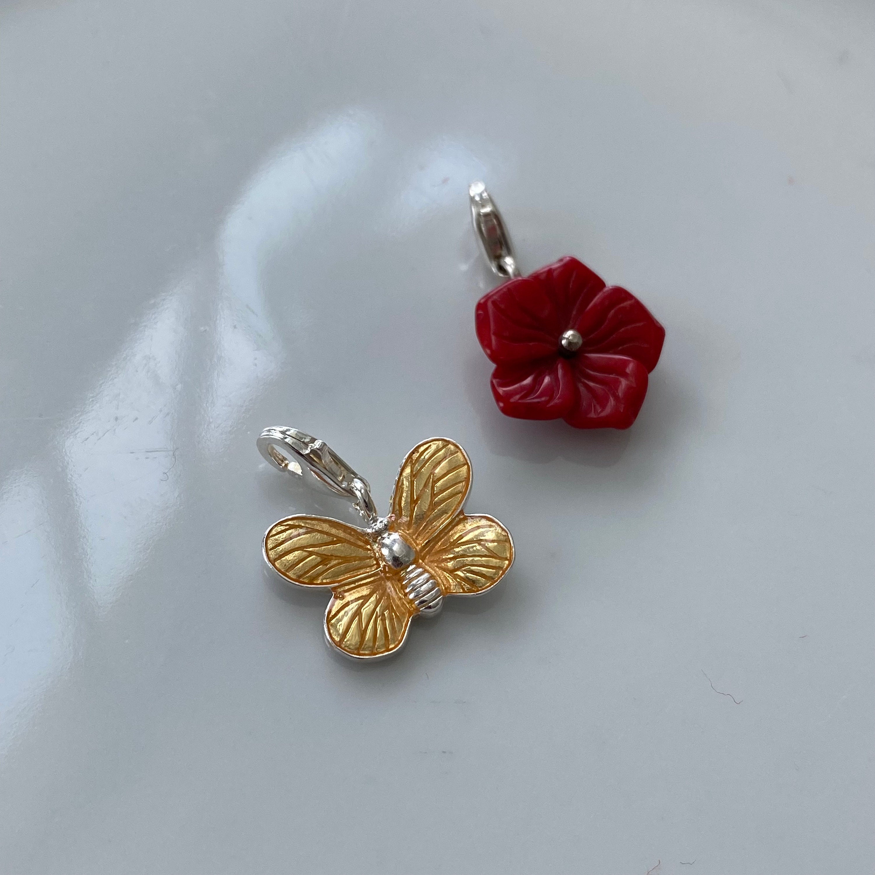 Zabytkowy wisiorek Thomas Sabo: czerwony kwiat i żółty motyl z emalii, srebro próby 925