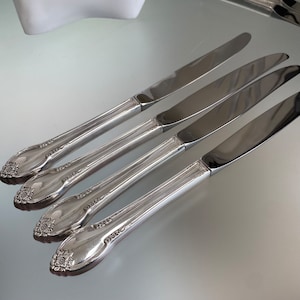Set mit 4 modernen Hohlmessern „Remembrance“ von INTERNATIONAL SILVER 1847 Rogers Bros Silver Plate Silverware Cutlery 9 3/8 Modern Hollow Knife