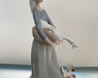 Stara porcelanowa figurka Lladro: Dziewczynka z gęsią i psem #4866
